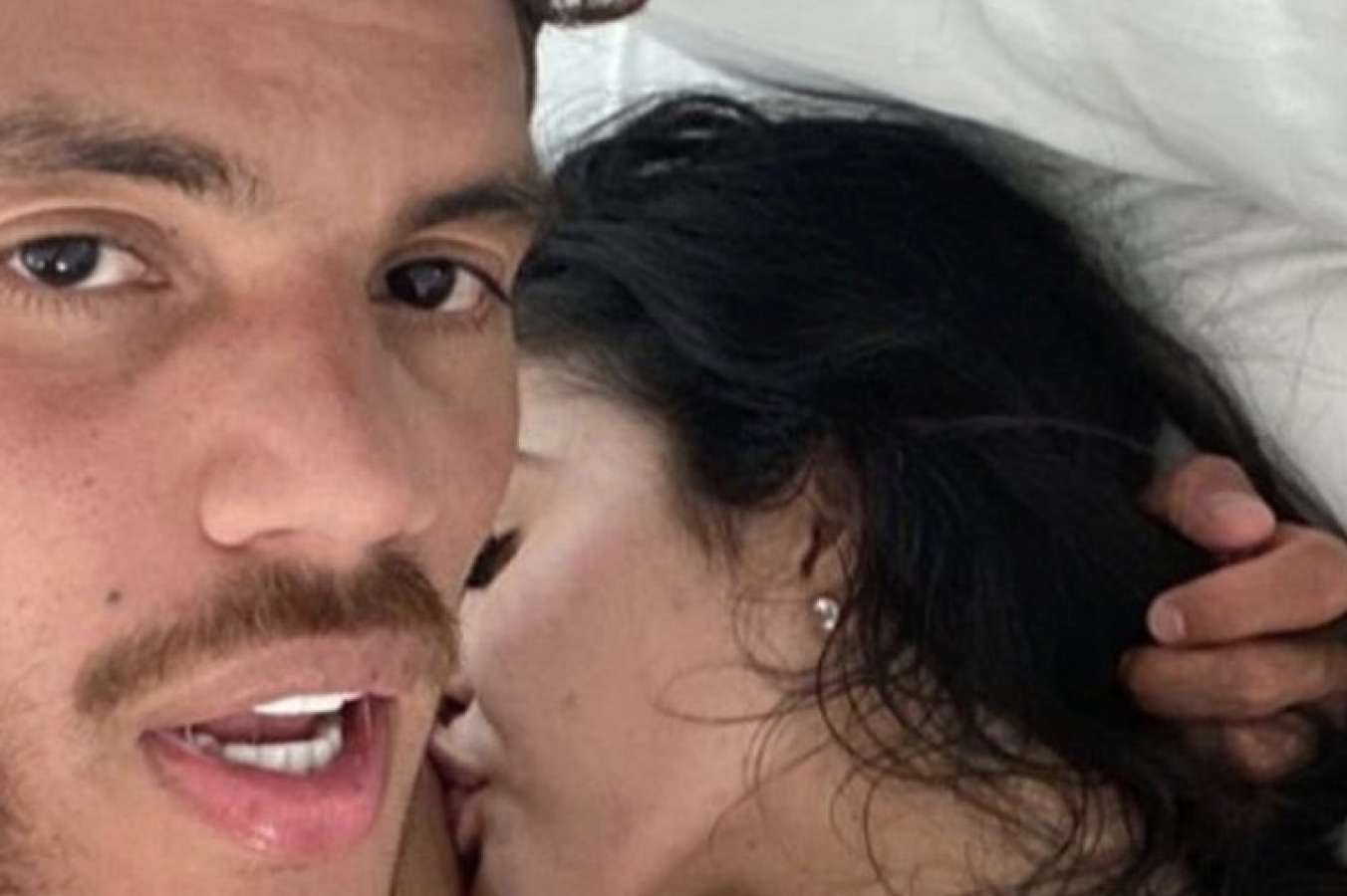Jonathan dos Santos accidentally posts naked picture of him and model on In...