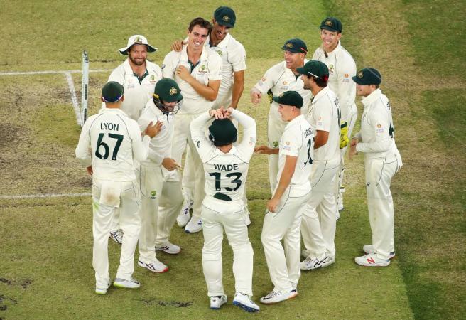 Starc and Lyon dominate to lead Aussies to big win